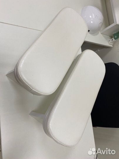 Две маникюрные подставки