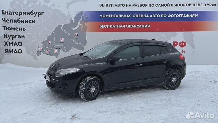 Решетка в бампер центральная Renault Megane 3 622543994R