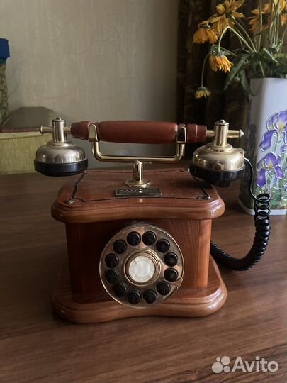 Винтажный телефон бутафория