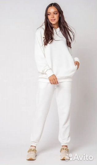 Стильный спортивный костюм женский