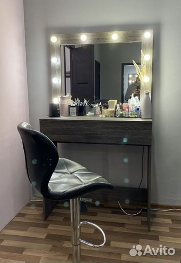 Гримерный стол с зеркалом