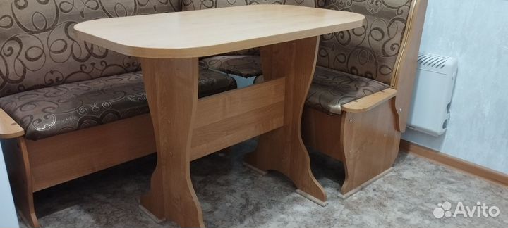 Кухонный уголок со столом