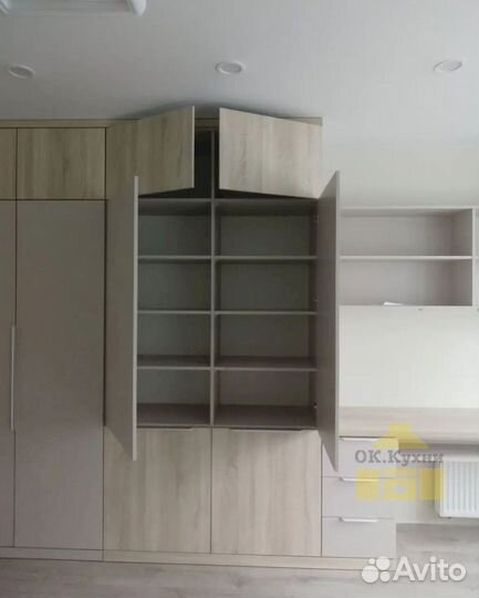 Книжный шкаф