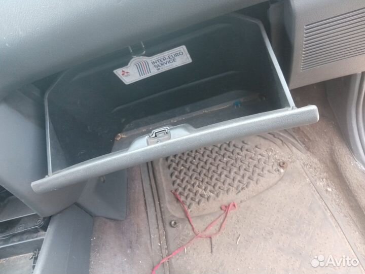 Бардачок Mitsubishi Space Wagon 2