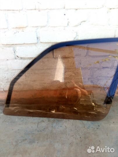 Стекло боковое,водительская сторона