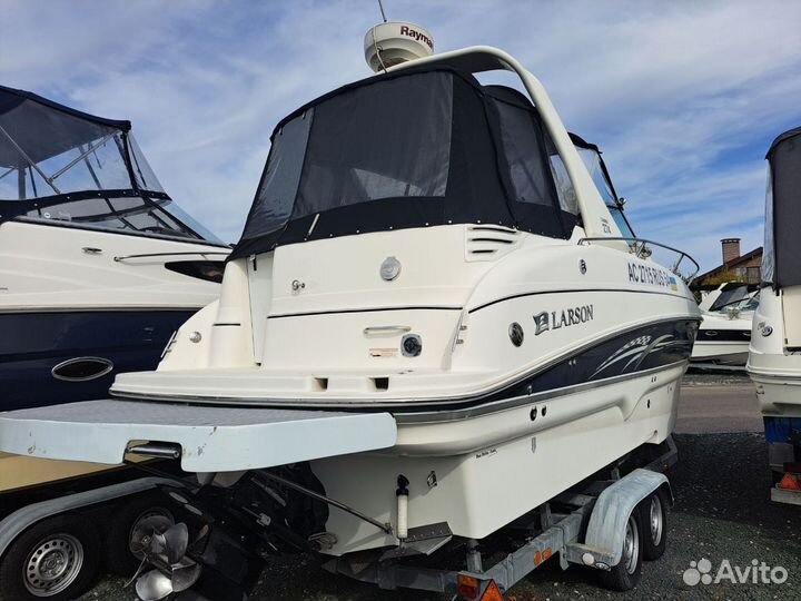 Каютный катер Larson 274 Cabrio