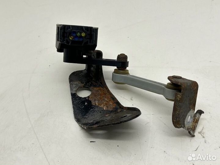 Датчик высоты дорожного просвета Audi A8 D3