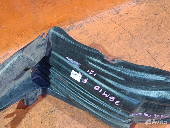 Подкрылок Toyota Isis ZGM10W передний правый