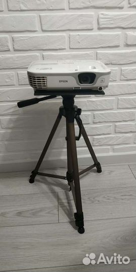 Проектор Epson на стойке, экран на треноге