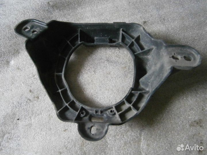 Кронштейн птф левый нижний Toyota Land Cruiser 200