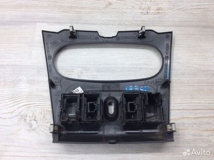 Накладка (кузов внутри) Renault Logan K7MA812 1