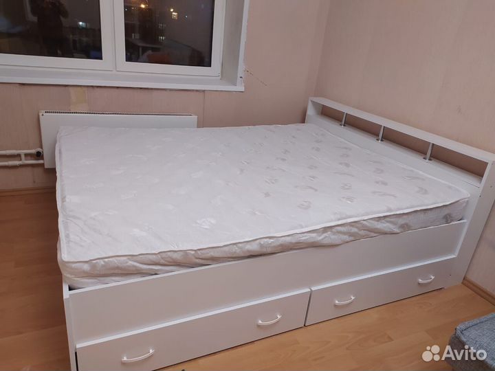 Кровать с матрасом