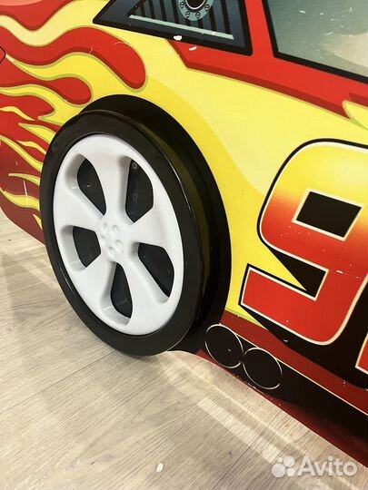 Кровать с матрасом, шторы, люстра для детской