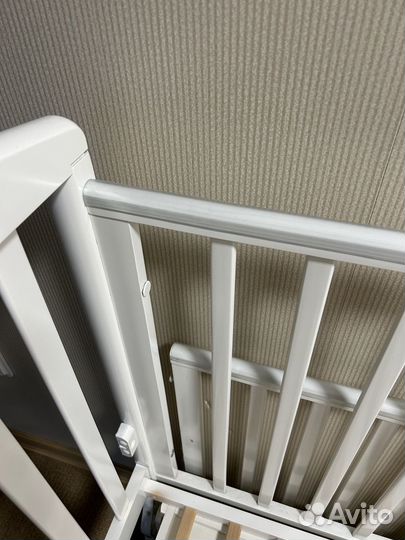 Кроватка детская с маятником