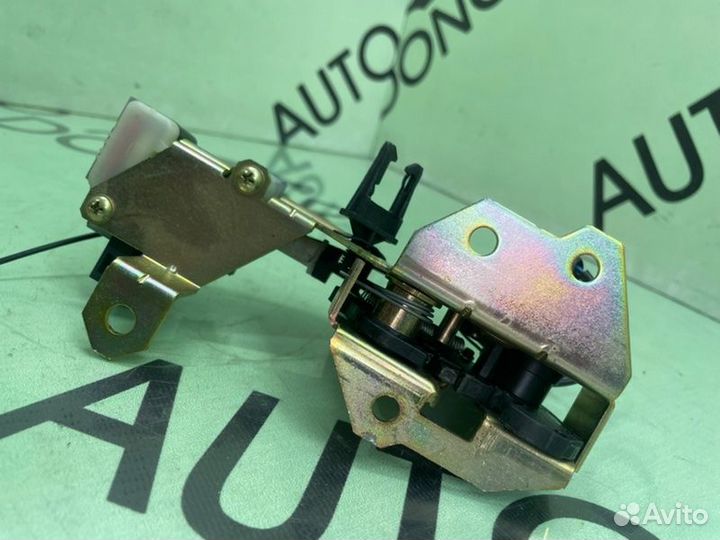 Замок стекла багажника Volkswagen Touareg 7L