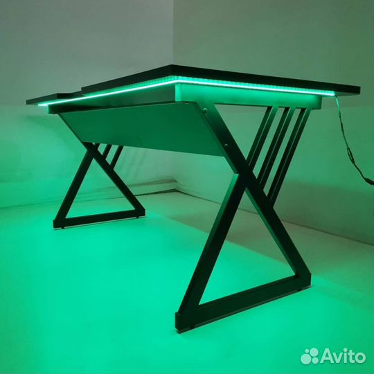Игровой компьютерный стол с подсветкой