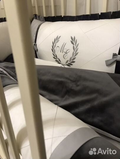 Бортики и одеяло с комплектом постельного белья