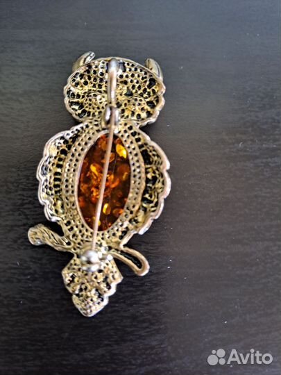 Брошь янтарь