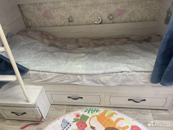 Двухярусная кровать с матрасами