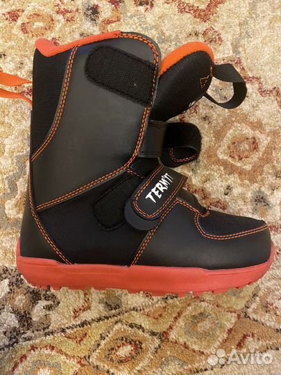 Сноуборд с креплениями и ботинками