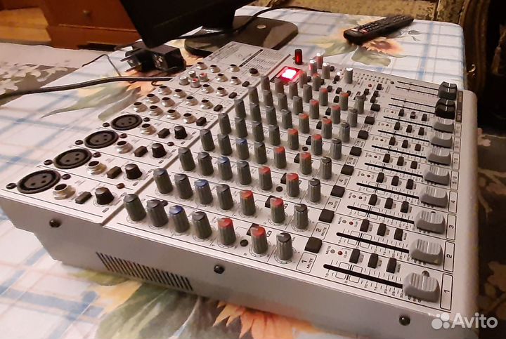 Микшерный пульт Beheringer Eurorack Ub1622fx