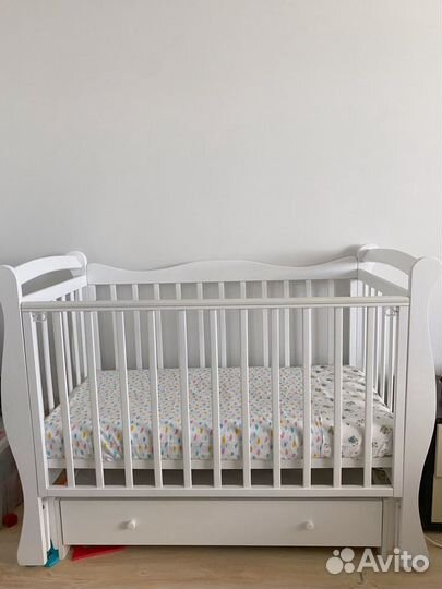 Детская кроватка с маятником и ящиком