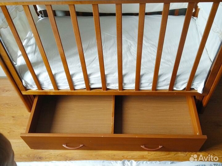 Детская кроватка с маятником и много вещей