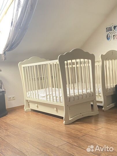 Детская кроватка с маятником и ящиком
