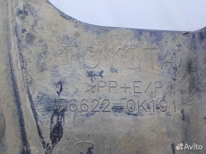 Брызговик toyota fortuner передний левый