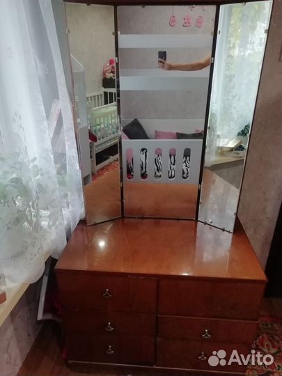 Трюмо с зеркалом старинное. Торг уместен