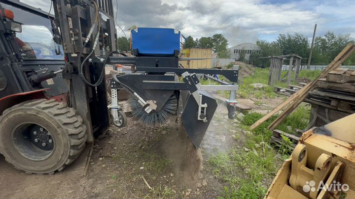 Щетка с передним бункером для вилочного погрузчика