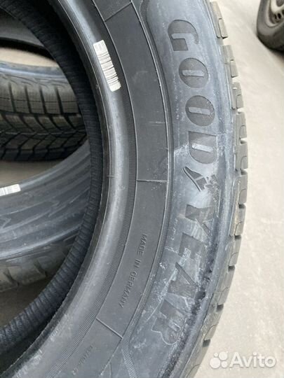Goodyear UltraGrip Performance 215/65 R17 99V