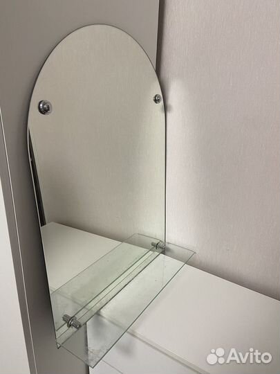 Зеркало в ванную с полочкой