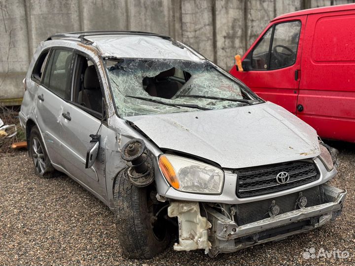 Toyota RAV4 2.0 МТ, 2001, битый, 180 000 км