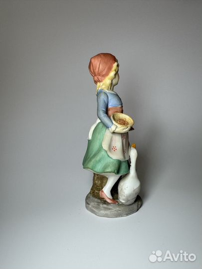 Статуэтка фарфоровая
