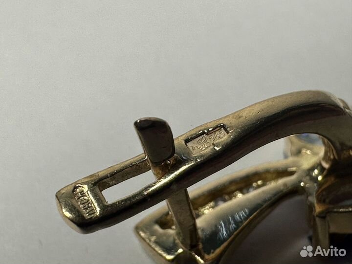 Серьги с камнями золотые