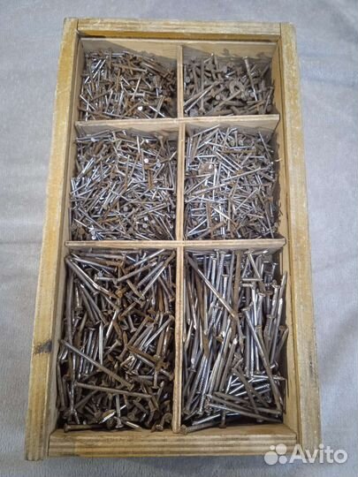 Набор гвоздей в коробке