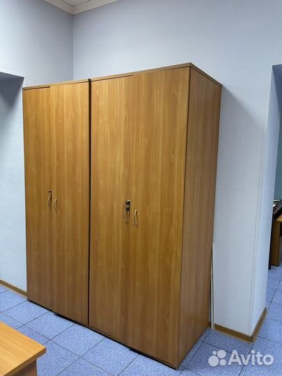 Офисный шкаф для одежды
