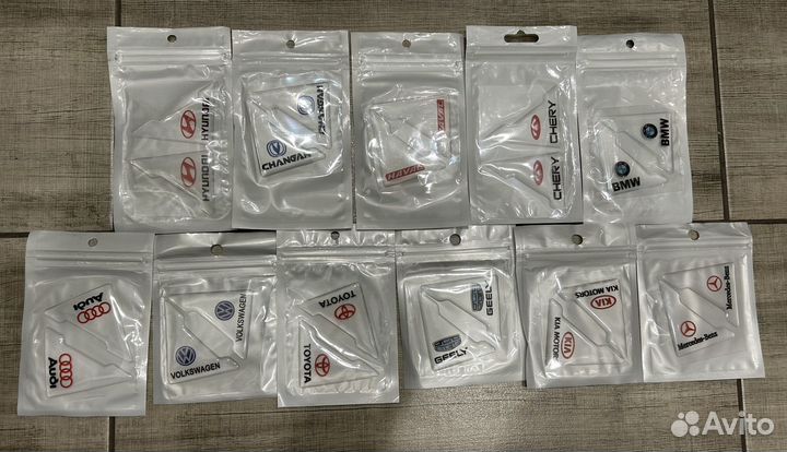 Защитные уголки на двери автомобиля с логотипом