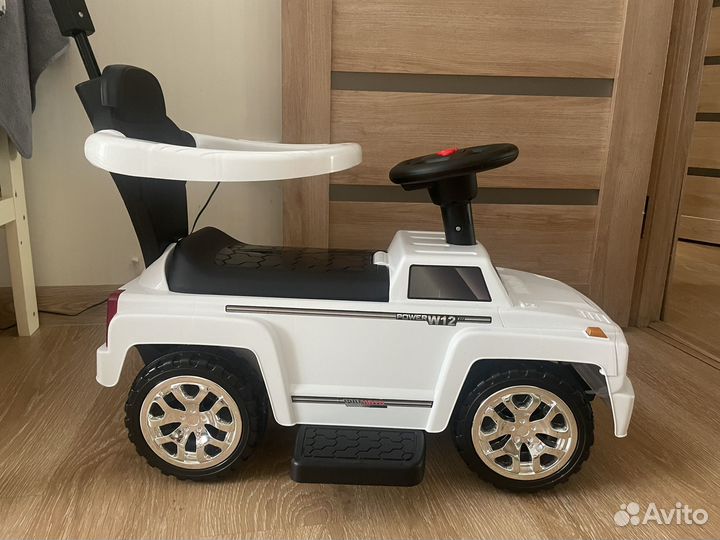 Машинка толокар с ручкой