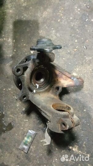 Кулак поворотный левый Xsara Picasso