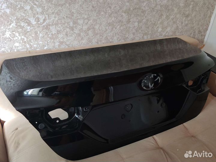 Задняя крышка от багажника Toyota Camry v70