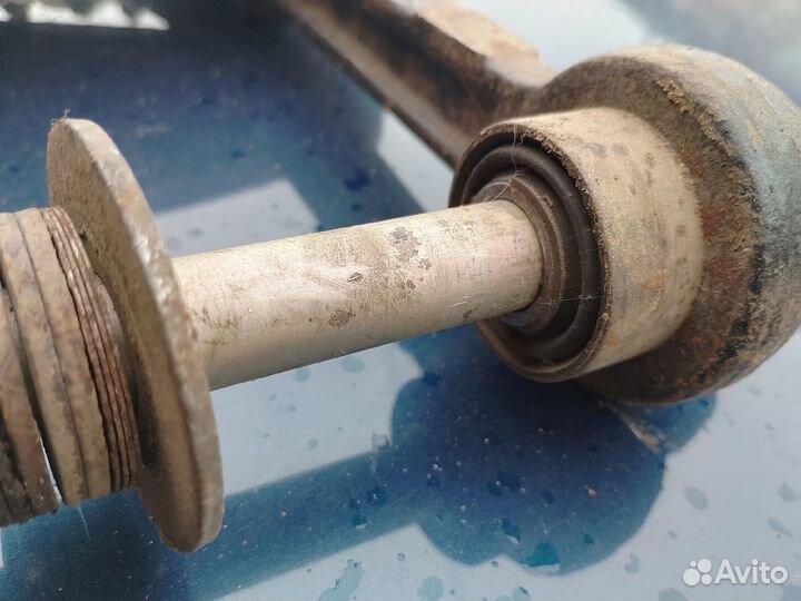 Рычаг нижний правый в сборе Ваз 21214 2123