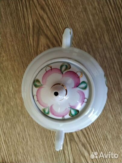 Сахарница и блюдца