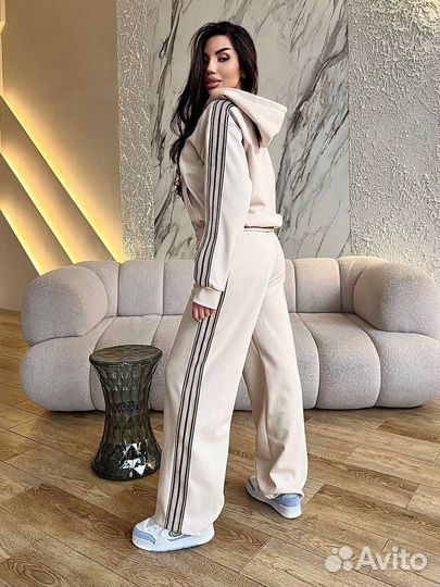 Костюм женский стильный спорт