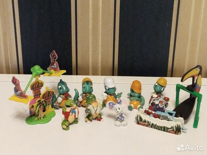 Киндер сюрприз игрушки 11 штук + вкладыши