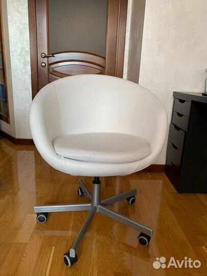 Офисное кресло IKEA Скрувста белое