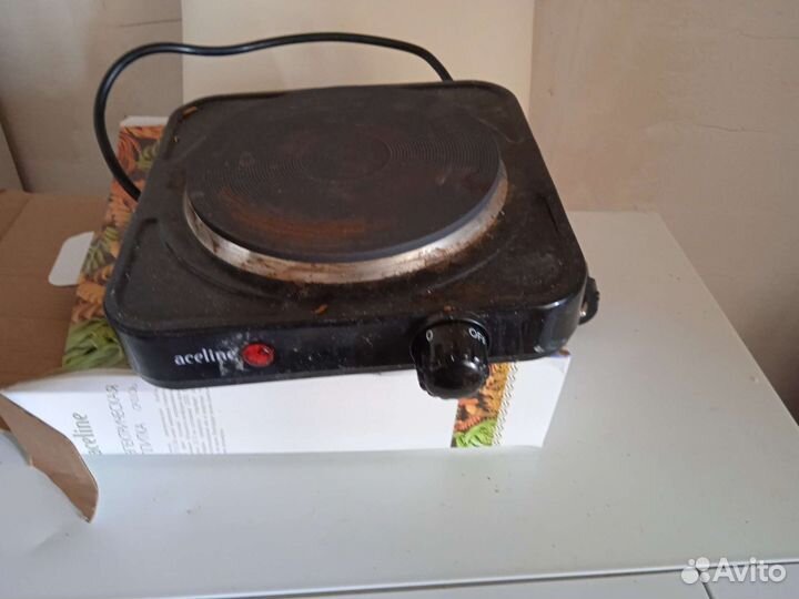 Тарелки, электроплитка, кастрюли, таз алюминиевый