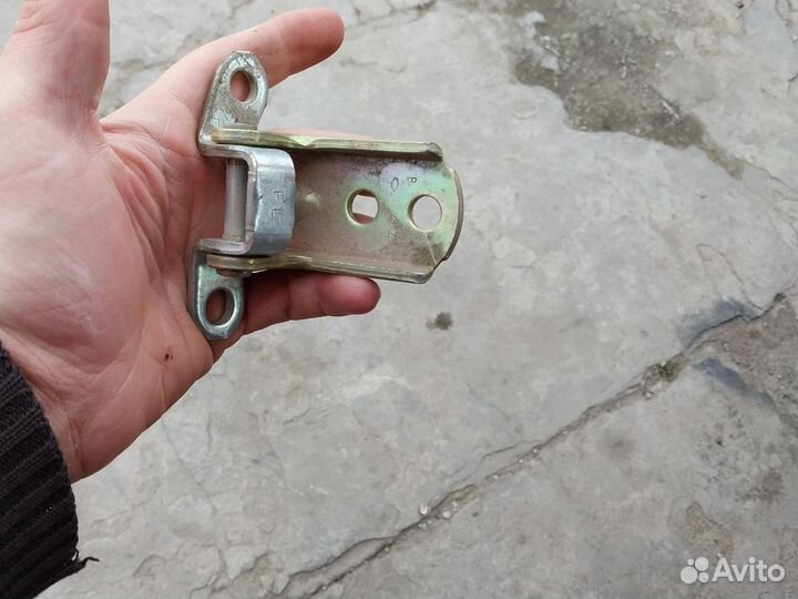 Петля дверная на ниссан примера р12