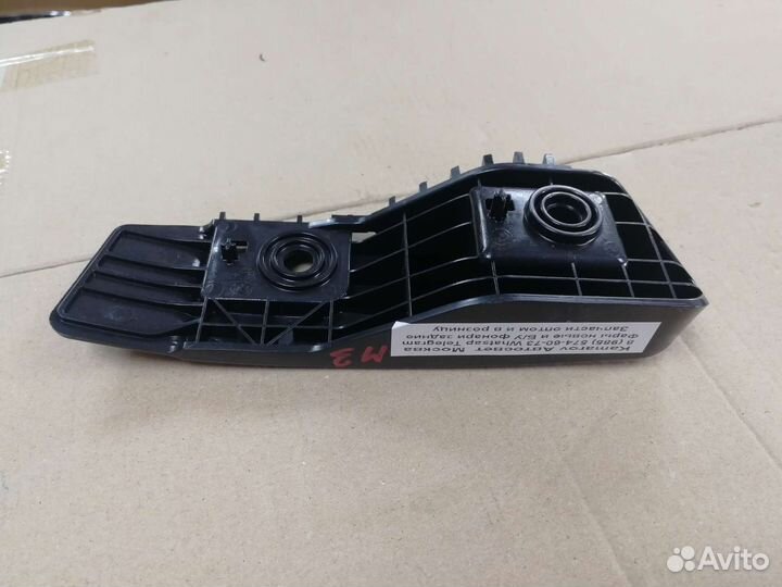 Кронштейн крепления фонаря правый на Tesla Model 3